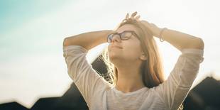 Eine Frau, die glücklich ist, ist zu sehen. Foto: Unsplash,
