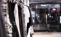 Modeladen mit Designer-Kleidung Modeladen mit Designer-Kleidung