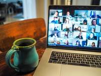 Beispielbild Videokonferenz mit Kaffeetasse