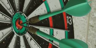 Zwei Dartpfeile im Bullseye einer Dartscheibe | Foto: Unsplash, Afif Ramdhasuma)