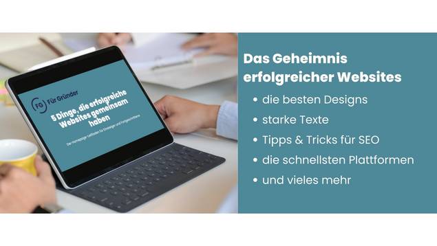 Ein aufgeklappter Laptop, auf dem der Homepage-Leitfaden zu sehen ist, ist abgebildet.