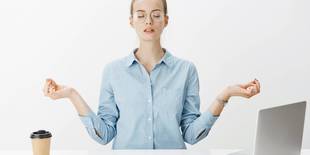 Frau, die bei der Arbeit meditiert; Foto: Freepik
