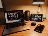 Beispielbild Laptop mit laufender Videokonferenz