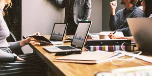 Ein Business-Event zum Networken, Foto: Jakob Dalbjörn, Unsplash