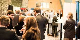 Eine Konferenz voller Menschen, die networken, ist zu sehen. Foto: SNCR_GROUP, Pixabay