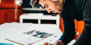 Ein Mann arbeitet produktiv, Unsplash: Nirmal Rajendharkumar