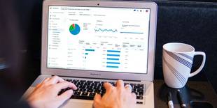 Auf einem Laptop-Bildschirm sind Perrformance-Statistiken zu sehen: Foto: Myriam Jessier, Unsplash