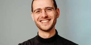 Der Mitgründer von Stapelstein Stephan Schenk ist zu sehen.
