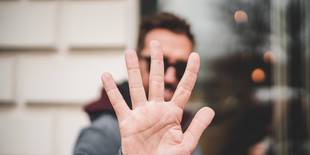 Ein Mann hält seine Hand vor. Das Foto von Zan soll ein Nein symolisieren.